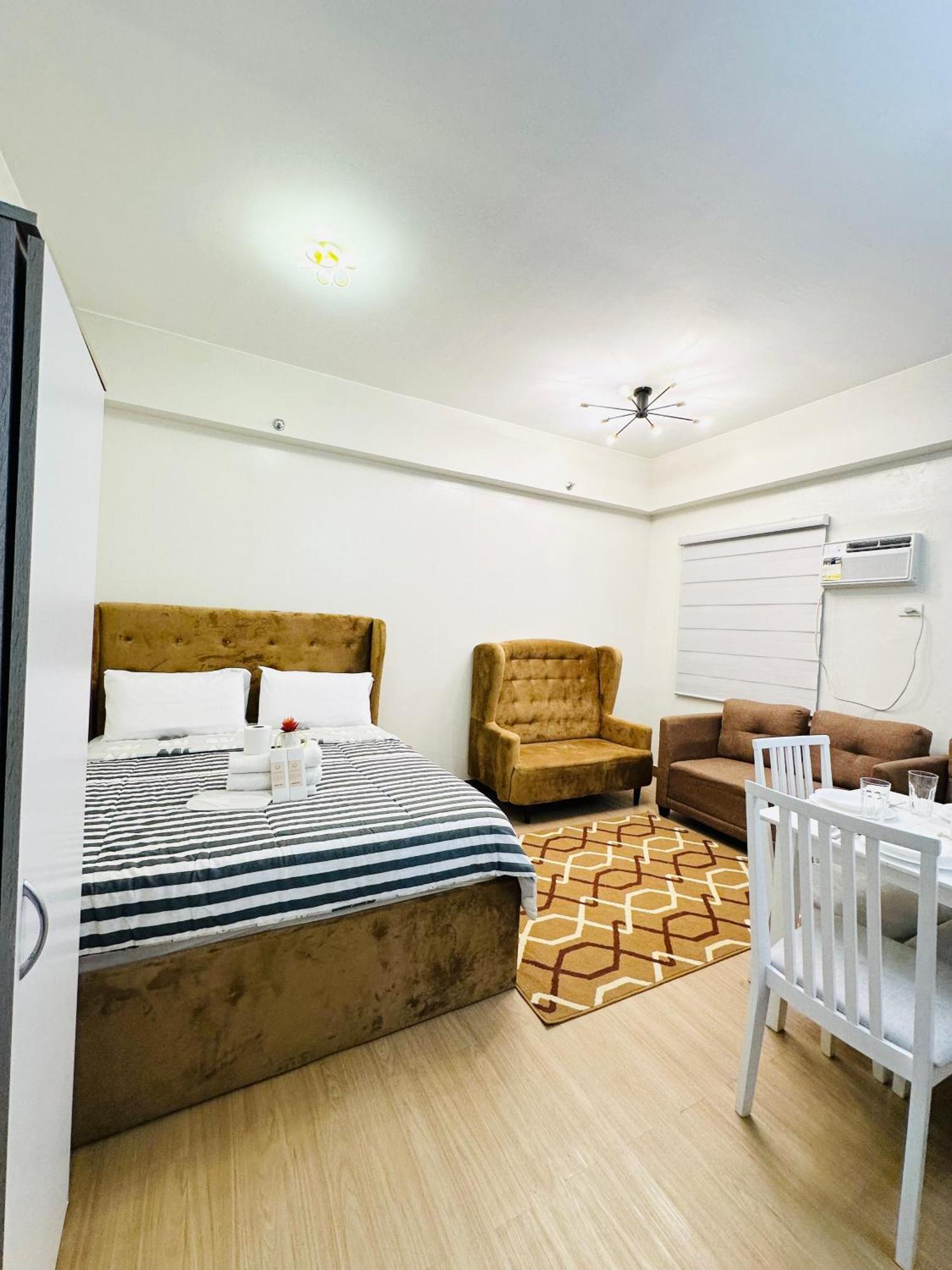 Starlight Suites Trece Martires Екстер'єр фото